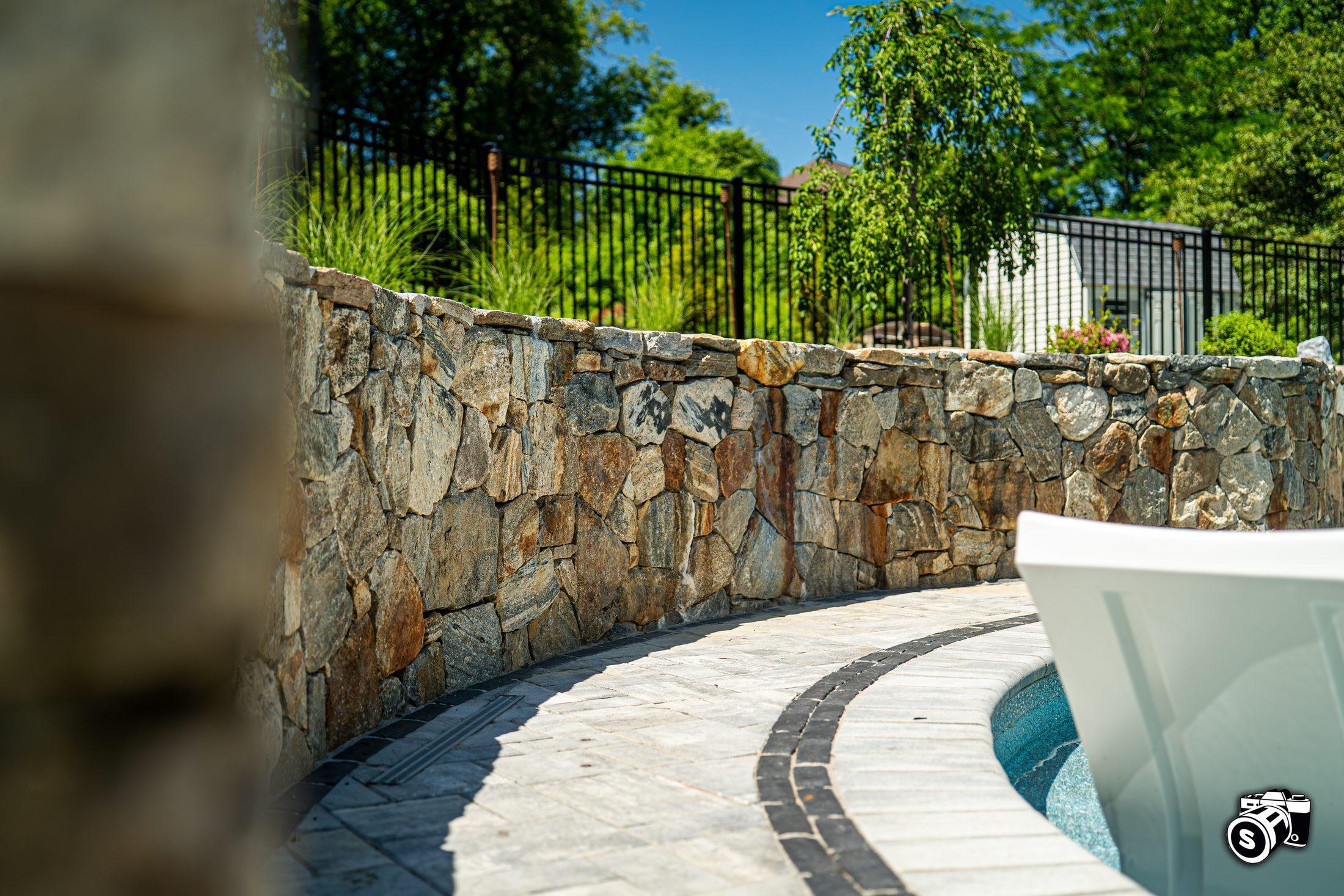 Curved dry-stack stone retaining wall